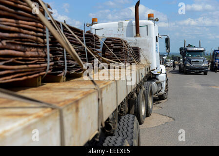 Mosambik, Beira-Korridors, Transport von schweren Gütern wie Kupferplatten per LKW zwischen Hafen Beira-Chimoio-Tete-Simbabwe-Copperbelt Sambia / MOSAMBIK, Beira Korridor, Transport von Waren Wie Kupferplatten Zwischen Hafen Beira-Chimoio-Tete-Simbabwe-Kupferminen in Sambia Stockfoto