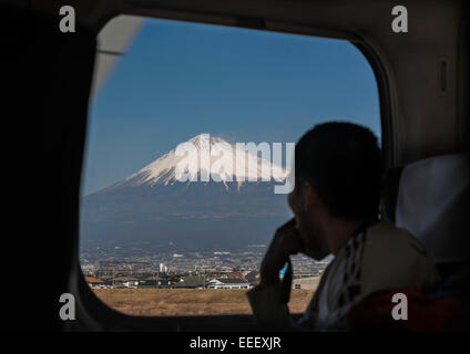 Mt. Fuji und Silhouette Passagier gesehen durch Fenster der Hochgeschwindigkeitszug, Japan Stockfoto