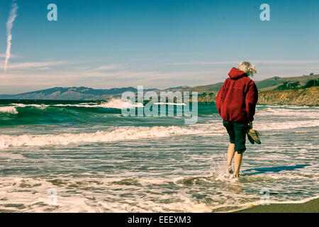 Einsame Frauen zu Fuß auf Big Sur nie endenden Strand. Stockfoto