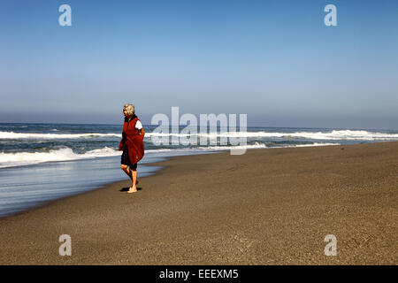 Einsame Frauen zu Fuß auf Big Sur nie endenden Strand. Stockfoto