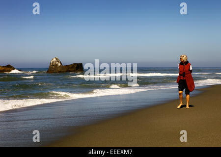 Einsame Frauen zu Fuß auf Big Sur nie endenden Strand. Stockfoto