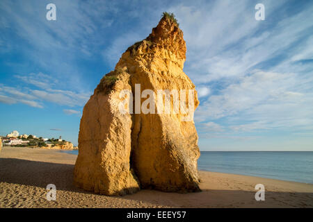 Felsformation am Strand von Alvor an der westlichen Algarve, Portugal Stockfoto