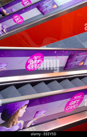 moderne Rolltreppen in einer Shopping mall Stockfoto