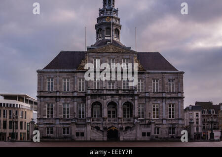 Das Rathaus der niederländischen Stadt Maastricht auf dem Marktplatz im Januar 2015 Stockfoto