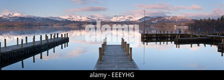 Windermere Jetty und Lakeland Bergkette hinter Seenplatte, Cumbria, England, UK Europe Stockfoto