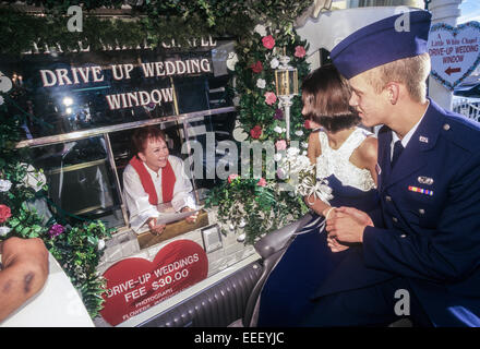 LAS VEGAS, NV-1. Juli: Frisch vermählte Paare in Las Vegas, Nevada am 1. Juli 1996 heiraten. Stockfoto