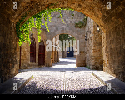 Mittelalterlichen gewölbten Straße in der Altstadt von Rhodos, Griechenland Stockfoto