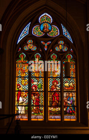 Glasfenster in der Kirche St. Servaas Basiliek oder Basilika am Platz genannt genannt Vrijthof, Maastricht, Niederlande Stockfoto