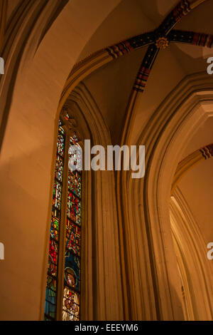 Glasfenster in der Kirche St. Servaas Basiliek oder Basilika am Platz genannt genannt Vrijthof, Maastricht, Niederlande Stockfoto