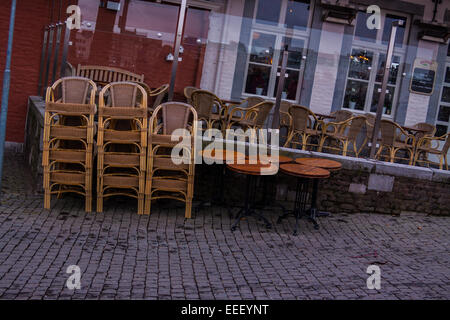 Tische und Stühle stehen auf der Straße vor einem Café-Bar-Bistro in Maastricht, Limburg, Niederlande Stockfoto