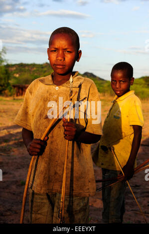 Tansania, Kondoa, Kinder der Sandawe ein Jäger Stamm spielen mit Pfeil und Bogen Stockfoto