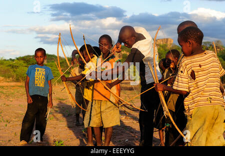 Tansania, Kondoa, Kinder der Sandawe ein Jäger Stamm spielen mit Pfeil und Bogen Stockfoto