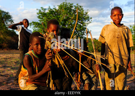 Tansania, Kondoa, Kinder der Sandawe ein Jäger Stamm spielen mit Pfeil und Bogen Stockfoto