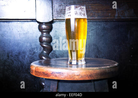 Alkohol-Konzeptbild. Glas frisches kaltes Bier zu stellen, auf der Bar Stuhl. Stockfoto