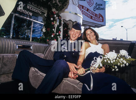 LAS VEGAS, NV-1. Juli: Frisch vermählte Paare in Las Vegas, Nevada am 1. Juli 1996 heiraten. Stockfoto