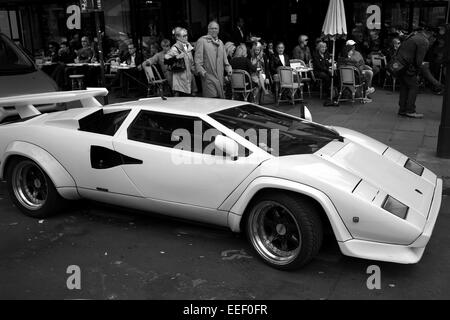 Lamborghini Countach außerhalb Les Deux Magots, Paris Stockfoto