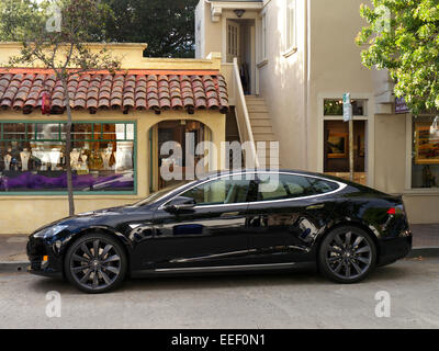 Die 2014 Tesla Model S in Carmel, Kalifornien geparkt. Eine elektrisch angetriebene stilvolle Sport Leistung Auto mit 300 km Reichweite pro Ladung Stockfoto