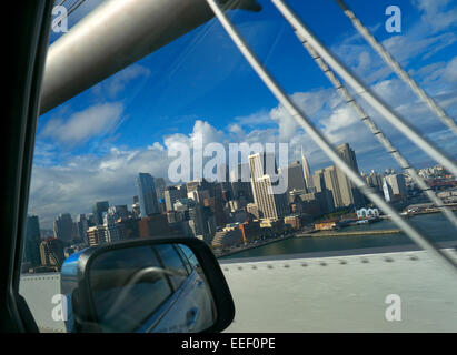 BAY BRIDGE San Francisco Aktion blur Blick aus dem Auto von Stadt und finanziellen Zentrum von der neuen Bay Bridge in San Francisco, Kalifornien, USA Stockfoto