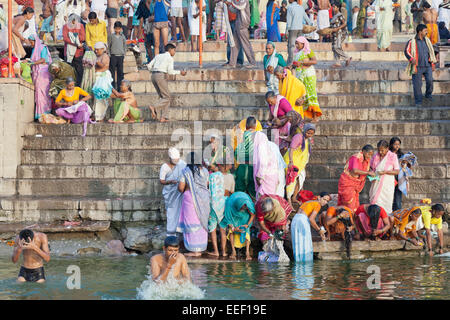 Varanasi, Indien. Hindus Baden und beten in den Ganges Stockfoto