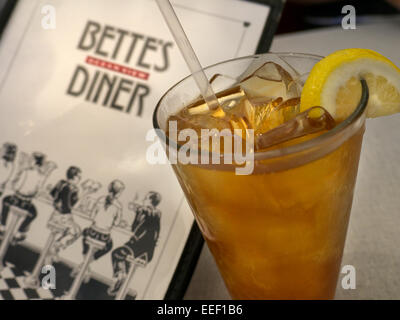 Eistee STROH American Diner Menü mit Eistee in einem typisch amerikanischen Diner Menü Karte im Hintergrund serviert. Stockfoto