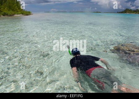 Französisch Polynesien, Bora Bora, Gesellschaftsinseln, Leeward-Inseln. Haapiti, einer kleinen privaten Insel, auch bekannt als Motu. Model-Release. Stockfoto