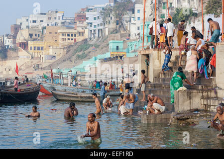 Varanasi, Indien. Hindus baden und Beten im Ganges, am frühen Morgen Stockfoto