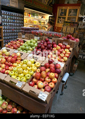 Apfelsorten glänzend perfekt auf dem Display für Verkauf am Ferry Building Marketplace stall Embarcadero San Francisco USA Stockfoto