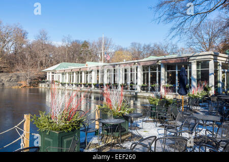 Blick auf das Loeb Boathouse Lakeside Restaurant und Bar mit Reflexion im See im Central Park, Manhattan, New York im Winter mit blauem Himmel an einem sonnigen Tag Stockfoto