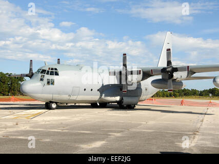 Moderne militärische Frachtflugzeug geparkt auf einem Rollfeld c-130 Hercules Stockfoto
