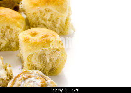 Frisch gebackenes Sauerteig Brot auf einem weißen Hintergrund. Stockfoto