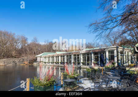 Blick auf das Loeb Boathouse Lakeside Restaurant und Bar mit Reflexion im See im Central Park, Manhattan, New York im Winter mit blauem Himmel an einem sonnigen Tag Stockfoto