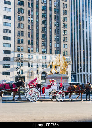 Horse-drawn weiße Kutsche für Central Park Touren durch das goldene General William Tecumseh Sherman Statue auf Grand Army Plaza, Manhattan New York geparkt Stockfoto