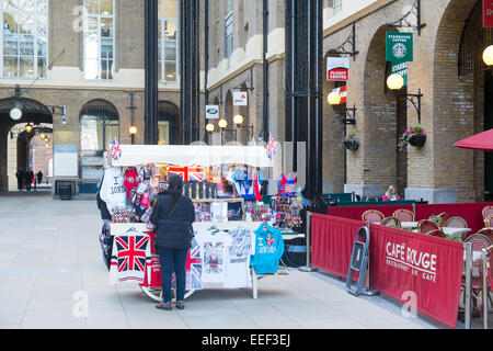 Marktstand in der Nähe von Café Rouge Restaurant in Hays Galleria Einkaufszentrum auf Londons South Bank, england Stockfoto