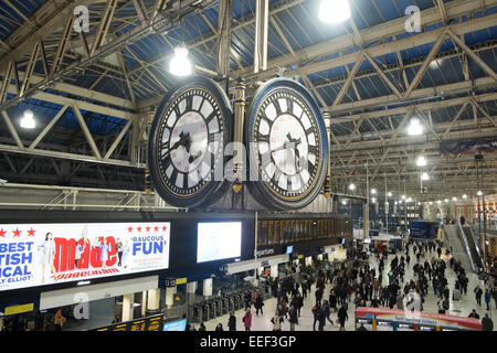 London Waterloo Bahnhof und berühmte Waterloo Uhr hängt über der Halle, Central London, England, UK Stockfoto