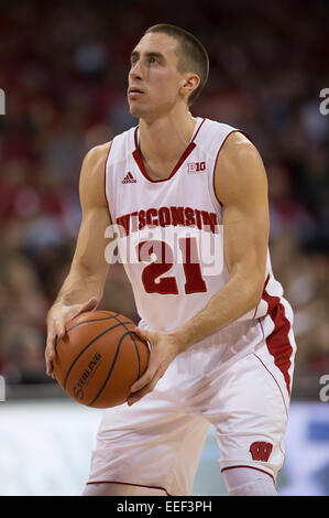 15. Januar 2015: Wisconsin Badgers Wache Josh Gasser #21 schießt einen Freiwurf während der NCAA Basketball-Spiel zwischen dem Wisconsin Badgers und Nebraska Cornhuskers im Kohl Center in Madison, Wisconsin. Wisconsin besiegte Nebraska 70-55. John Fisher/CSM Stockfoto