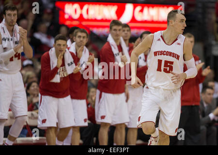 15. Januar 2015: Wisconsin Badgers weiterleiten Sam Dekker #15 während der NCAA Basketball-Spiel zwischen den Wisconsin Badgers und Nebraska Cornhuskers im Kohl Center in Madison, Wisconsin. Wisconsin besiegte Nebraska 70-55. John Fisher/CSM Stockfoto