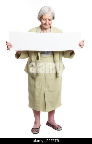 Gerne ältere Dame leeres Blatt in Händen hält, über weiß Stockfoto