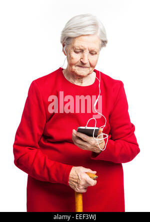 Ältere Frau Musikhören auf weißem Hintergrund Stockfoto