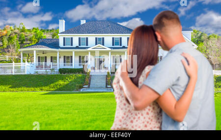 Liebevolle militärische paar schönes neues Haus betrachten. Stockfoto