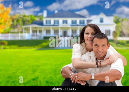 Junge glücklich hispanische junges Paar vor ihrem neuen Haus. Stockfoto