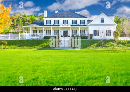 Schöne Custom Built Hause Fassade und Garten. Stockfoto