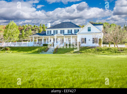 Schöne Custom Built Hause Fassade und Garten. Stockfoto