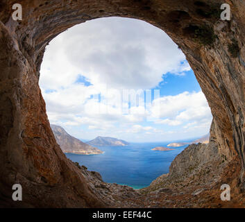 Blick auf Meer und Inseln aus Höhle in den Bergen, Fokus auf Felsen Stockfoto