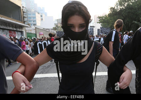 Sao Paulo, Brasilien. 16. Januar 2015. Eine Frau nimmt Teil an einem Protest gegen die Erhöhung der Tarife des öffentlichen Nahverkehrs in Sao Paulo, Brasilien, am 16. Januar 2015. Bildnachweis: Rahel Patras/Xinhua/Alamy Live-Nachrichten Stockfoto