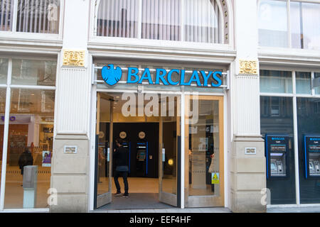 Filiale der Barclays Bank in St Anns Square, Stadtzentrum von Manchester, England Stockfoto