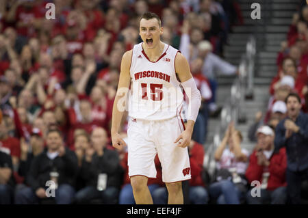 15. Januar 2015: Wisconsin Badgers weiterleiten Sam Dekker #15 reagiert nach scoring während der NCAA Basketball-Spiel zwischen den Wisconsin Badgers und Nebraska Cornhuskers im Kohl Center in Madison, Wisconsin. Wisconsin besiegte Nebraska 70-55. John Fisher/CSM Stockfoto