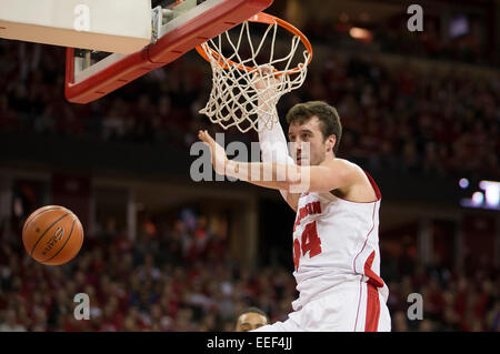 15. Januar 2015: Wisconsin Badgers weiterleiten Frank Kaminsky #44 Punkte auf ein Slam Dunk während der NCAA Basketball-Spiel zwischen den Wisconsin Badgers und Nebraska Cornhuskers im Kohl Center in Madison, Wisconsin. Wisconsin besiegte Nebraska 70-55. John Fisher/CSM Stockfoto