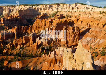 Malerische Aussicht von Hoodoos & andere Kalksteinformationen von Sunrise Point Bereich am Bryce-Canyon-Nationalpark, Utah, USA im Juli Stockfoto