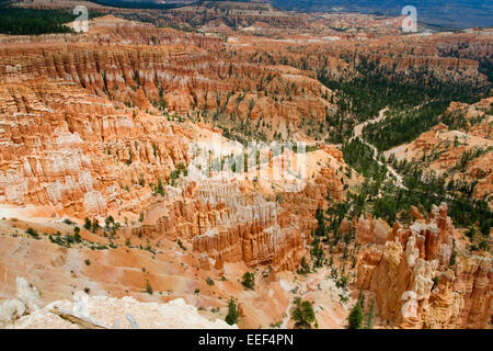 Ansicht der Hoodoos & andere Kalksteinformationen aus Inspiration Point Bereich am Bryce-Canyon-Nationalpark, Utah, USA im Juli Stockfoto