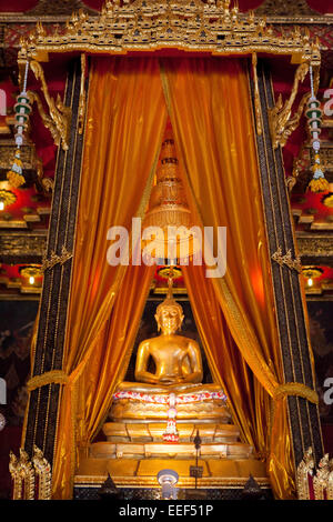 Phra Geerdicke Buddha im Inneren Buddhaisawan Kapelle, Nationalmuseum Bangkok. Stockfoto